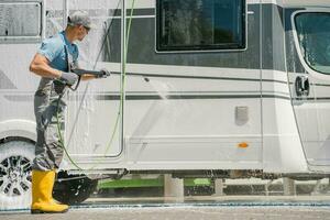 uomo pressione lavaggio il suo rv foto