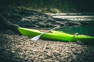 professionista kayak su il lago riva foto