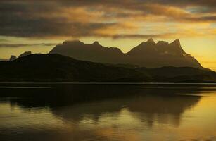 fiordo e montagne tramonto nel settentrionale Norvegia foto