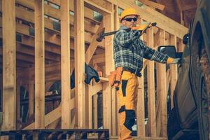 costruzione lavoratore orgoglioso di completato lavoro foto