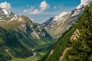 valle e rurale strada nel austrain Alpi. foto