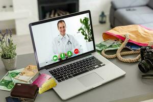 giovane medico su video conferenza con paziente. medico in linea foto