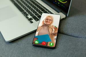 video conferenza con precettore su il computer portatile a casa. distanza formazione scolastica concetto. foto