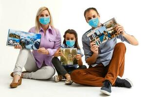 famiglia nel protettivo maschere messo in quarantena. normale vita con coronavirus. stile di vita covid19. quarantena virus protezione sterilità casa insieme cuore simbolo foto