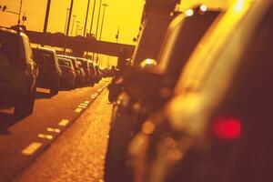 città autostrada traffico a tramonto foto