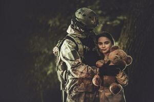 soldato nel camuffare ritorno a partire dal missione e incontro il suo figlia foto