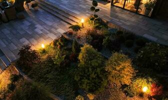 professionalmente paesaggistico e illuminato giardino nel il sera foto