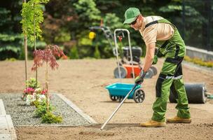 preparazione Giardino dietro la casa suolo per erba semina foto