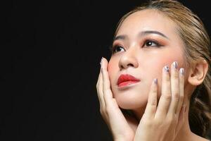 Sud est asiatico bellissimo giovane signora moda trucco cosmetico foto