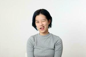 giovane attraente asiatico Cinese malese donna posa viso corpo espressione modalità emozione su bianca sfondo occhiolino foto