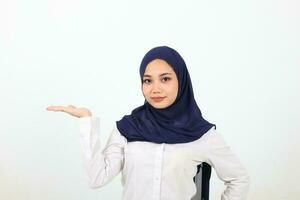 Sud est asiatico malese donna foulard facciale espressione mostrare punto palma di mano foto