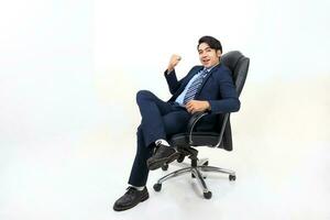 Sud est asiatico malese uomo facciale espressione sedersi su sedia fiducioso Sorridi foto