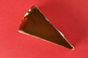 cioccolato crespo strato torta fetta superiore Visualizza rosso sfondo foto