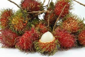 frutta rambutan su sfondo bianco foto