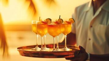 Cameriere servendo Champagne su un' vassoio. estate spiaggia tramonto vacanza vacanza a spiaggia con palma alberi, ai generativo foto