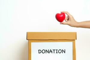 organo donazione, beneficenza, volontario, dando e sangue concetto. mano Tenere rosso cuore in donare scatola per supporto povero, senzatetto, csr sociale responsabilità, mondo cuore e mentale Salute giorno foto