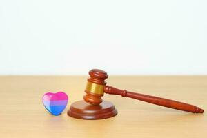 bisessualità, LGBTQ legge e orgoglio mese concetti. martelletto giustizia martello con viola, rosa e blu cuore forma per lesbica, gay, bisessuale, transgender, queer, intersessualità foto