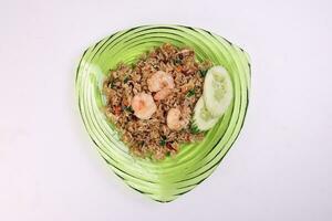 tailandese stile scala demone riso con gamberetto frutti di mare cetriolo fetta contorno su verde bicchiere triangolare piatto su bianca sfondo foto