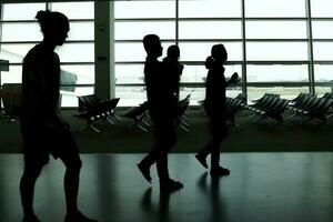 silhouette ombra nel aeroporto uomo donna a piedi ombra foto