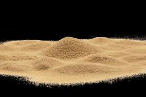 taglio della sabbia isolato sul nero