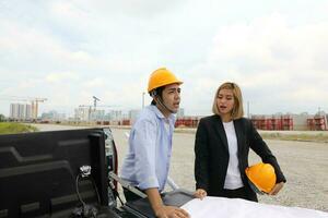 Sud est asiatico costruzione lavoratore ingegnere gestione a costruzione luogo difficile sicurezza cappello casco foto