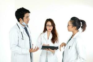 ung asiatico Cinese malese maschio femmina medico su bianca sfondo Tenere tampone linguetta disuso pensare parlare Condividere foto