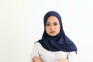 Sud est asiatico malese donna foulard facciale espressione sieroso foto