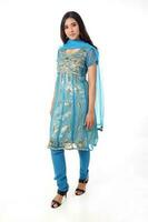 Sud est asiatico indiano gara etnico origine donna indossare indiano vestito costume salwar kameez multirazziale Comunità su bianca sfondo foto