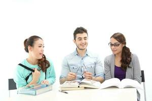 yong Sud est asiatico mezzo orientale caucasico gioventù uomo donna nel casuale vestito camminare parlare divertimento sedersi a tavolo libro taccuino penna il computer portatile computer studia pensare leggere su bianca sfondo foto