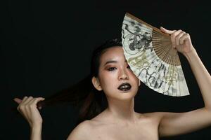 Sud est asiatico bellissimo giovane signora moda trucco cosmetico foto