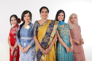 Sud est asiatico malese Cinese indiano gara etnico origine donna indossare vestito costume baju kurung cheongsam samfu kebaya condividi multirazziale Comunità su bianca sfondo foto