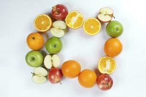 mescolare verde rosso Mela arancia totale frutta tagliare fetta metà su bianca sfondo foto