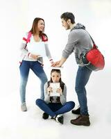 yong Sud est asiatico mezzo orientale caucasico gioventù uomo donna nel casuale vestito Borsa trasporto libro sedersi su pavimento In piedi prepotente stracciare triste contento Sorridi su bianca sfondo foto