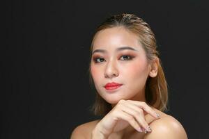 Sud est asiatico bellissimo giovane signora moda trucco cosmetico foto