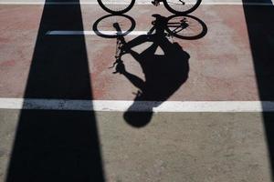 ombre del ciclista sulla strada foto