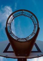 canestro da basket di strada e cielo blu foto