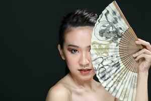 Sud est asiatico bellissimo giovane signora moda trucco cosmetico foto