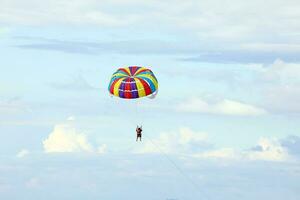 parasailing paracadute gratuito volando foto