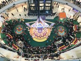 Kuala grumo, Malaysia novembre 1, 2018 il folla Guardando danza su palcoscenico e il kolam o riso arte per indù Festival di Deepavali a KLCC centro commerciale. foto