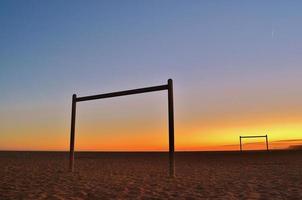 obiettivi in spiaggia al tramonto foto