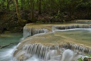 cascata di erawan in una foresta thailandese foto