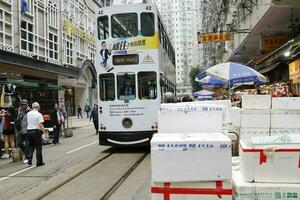 hong kong- marzo 12, 2019 affollato chun yeung strada bagnato mercato tram linea e negozi e bancarelle vendita verdura, carne, pesce, frutta eccetera. foto