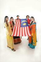 Sud est asiatico malese Cinese indiano gara etnico origine donna indossare vestito costume baju kurung cheongsam samfu kebaya condividi multirazziale Comunità Tenere malese bandiera jalur gemilang foto