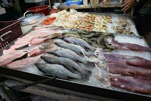 strada lato ristorante stalla varietà di pesce e frutti di mare visualizzato su letto di schiacciato ghiaccio foto