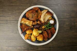 indiano bengalese porcile varietà più in forma in profondità fritte tanpura piaju pakoda malconcio cavolfiore melanzana Ravioli cola dal friggere date per iftar prima colazione merenda comfort cibo rustici legna sfondo foto