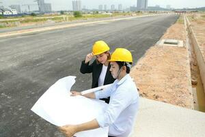 Sud est asiatico costruzione lavoratore ingegnere gestione a costruzione luogo difficile sicurezza cappello casco foto