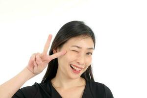 facciale espressione giovane asiatico donna ufficio abbigliamento bianca sfondo v cartello dito occhiolino Sorridi foto