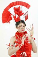 giovane bellissimo donna nel Cinese cheongsam moderno trucco alto moda foto
