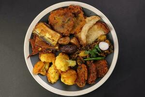 indiano bengalese porcile varietà più in forma in profondità fritte tanpura piaju pakoda malconcio cavolfiore melanzana Ravioli cola dal friggere date per iftar prima colazione merenda comfort cibo rustici legna sfondo foto