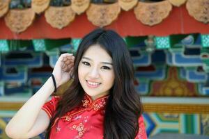 giovane Sud est asiatico Cinese uomo donna tradizionale costume Cinese nuovo anno saluto all'aperto a tempio foto